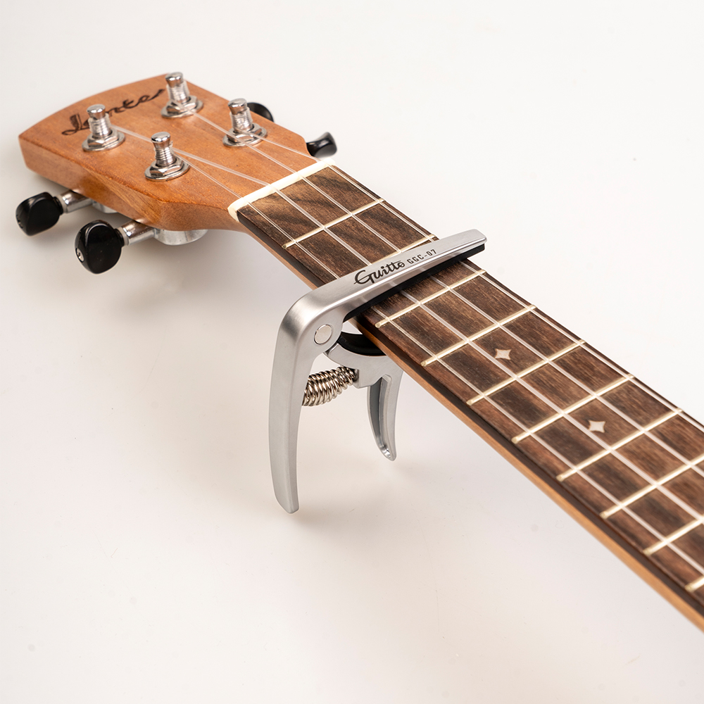 GUITTO GGC-07 Ukulele Capo Qui - Musical Instrument Organ recensione e prezzo